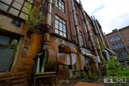 Опустошение като изкуство разходка по една изоставена тайна растение, което ще се проведе в Урал Биеналето