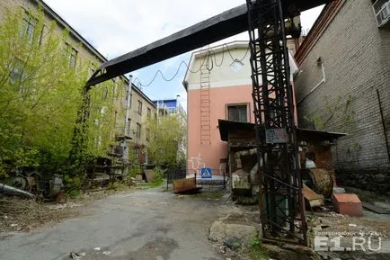 Devastarea ca o plimbare de artă de-a lungul unei plante secrete abandonate, care va avea loc în Bienala Ural