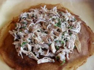 Рецепта Kurnik - класически, с гъби и пилешко месо от тесто мая и polusloenogo
