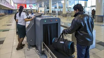 Scanerul la aeroport ca o verificare a bagajelor
