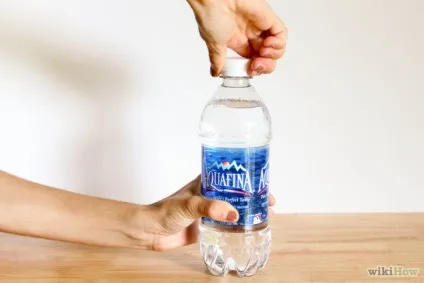 Як відкрити пляшку води