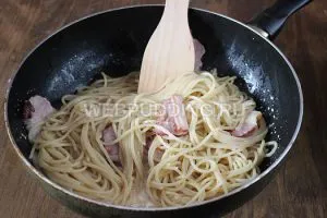 Spaghete Carbonara - o reteta clasica cu crema, cum să gătească pe