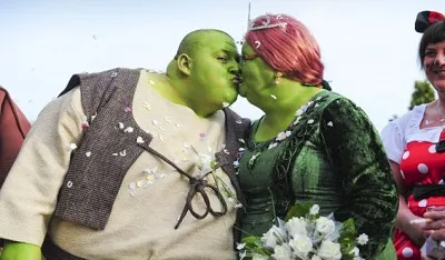 Shrek esküvő stílusát megcsúfolása a hagyomány vagy a fényes spontaneitás