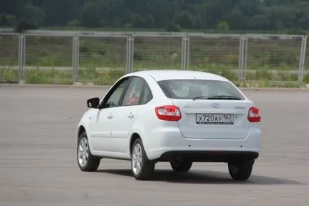 Тест Lada Веста - Lada Грант liftbek красива игра