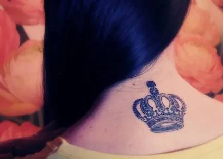 Crown tatuaj pe gât pe un portal
