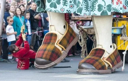 Street teatru de păpuși gigant regal luxe, călătorind despre lume