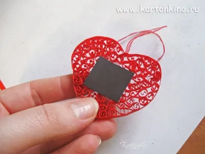 Valentine inimile dantelă de hârtie cu mâinile lor în tehnica quilling