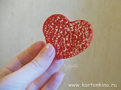 Valentine inimile dantelă de hârtie cu mâinile lor în tehnica quilling