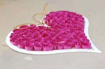 Valentine inimile dantelă de hârtie cu mâinile lor în tehnica quilling