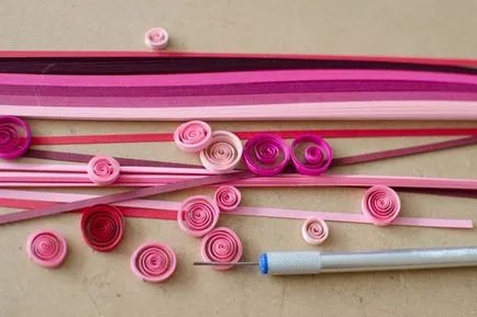 Valentine inimile dantelă de hârtie cu mâinile lor în tehnica quilling