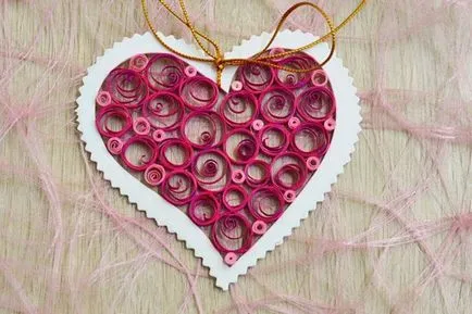 Valentine inimile dantelă de hârtie cu mâinile lor în tehnica quilling