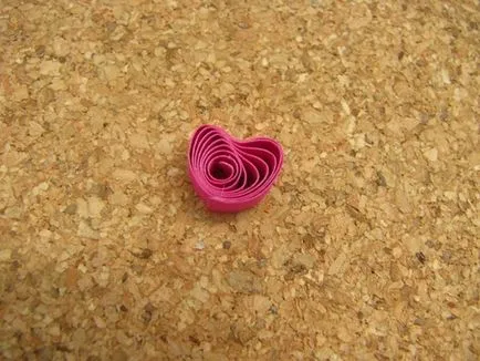 Valentine inimile dantelă de hârtie cu mâinile lor în tehnica quilling