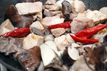 Свинина з грибами - смажене м'ясо зі свіжими грибами (м'ясо) Свинина з грибами - смажене м'ясо зі свіжими грибами