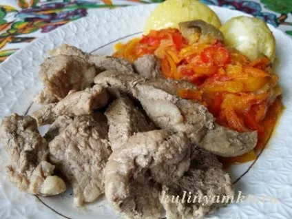 Свинина, тушкована в мультиварці
