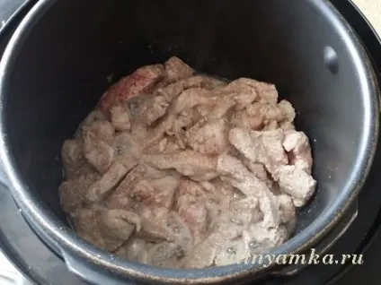 Свинина, тушкована в мультиварці