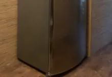 Hűtőszekrény a szekrényben folyosón folyosó kialakítása és a fotót egy mosógép és egy rejtekhelyet