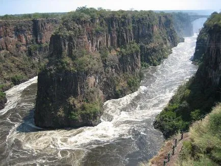 Zambezi (folyó Afrikában), amely származik, és ahol áramlik Zambezi forrás, hossz, s helyét a térképen