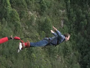 10 site-uri cele mai interesante pentru bungee jumping în diferite părți ale lumii