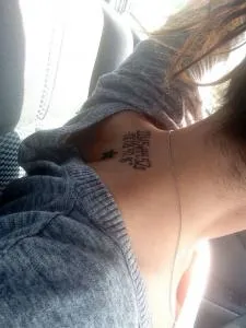 35 Képek tetoválás betűkkel a nyak