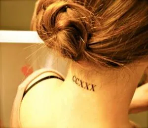 35 снимки татуировка букви на шията