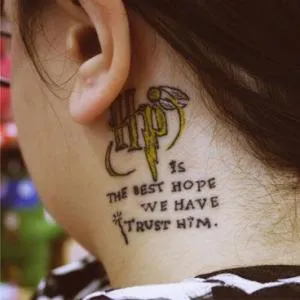 35 Képek tetoválás betűkkel a nyak