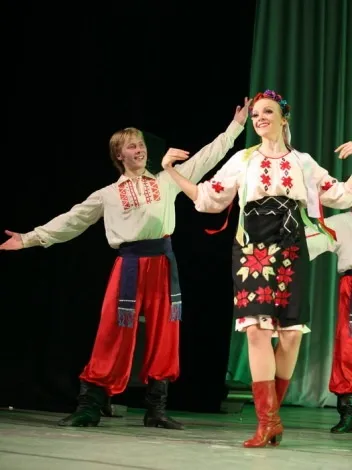 Танець гопак - онлайн навчання (поясі зібрані кулак) Танець гопак - онлайн навчання