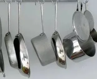 Алуминиеви съдове за готвене, които могат и не могат да се готви в нея