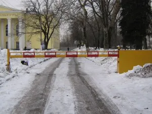 Bariera automat în curtea unui bloc de apartamente ca un set