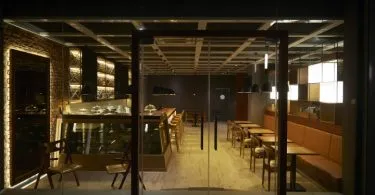 Interiorul bogat de restaurant de lux