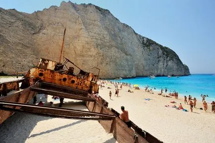 A híres Navagio Beach (körülbelül