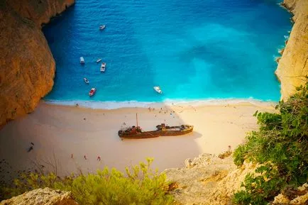 A híres Navagio Beach (körülbelül