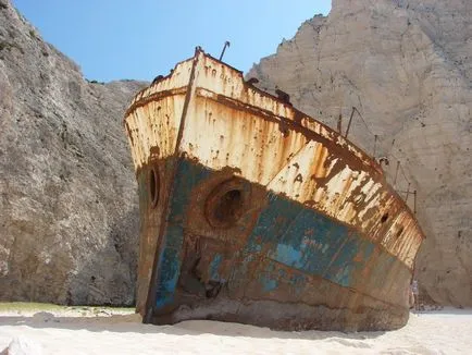 A híres Navagio Beach (körülbelül