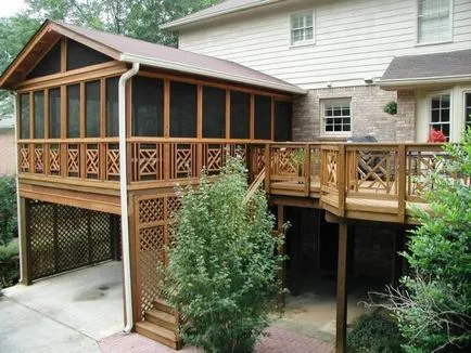 Fából készült veranda a tégla ház fotó