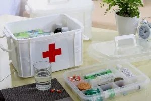 kit de origine, care ar trebui să fie o masă, o listă de medicamente