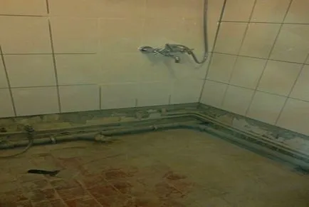 Zuhanytálca készült csempe, téglából a kezüket, fotó, videó