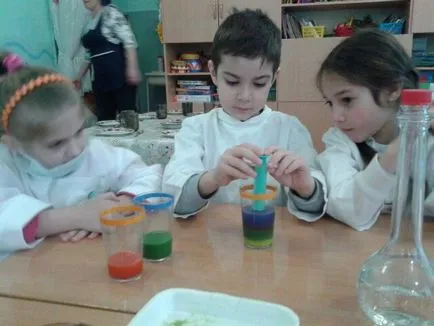 Kísérleti és kutatási tevékenység a gyermekek „Rainbow Water