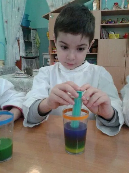 Kísérleti és kutatási tevékenység a gyermekek „Rainbow Water