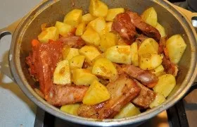 Тушкована картопля з копченостями - покроковий фоторецепт (картопля) Тушкована картопля з копченостями - покроковий фоторецепт