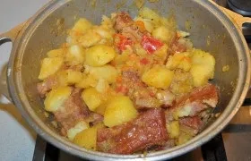Тушкована картопля з копченостями - покроковий фоторецепт (м'ясопродукти) Тушкована картопля з копченостями - покроковий фоторецепт