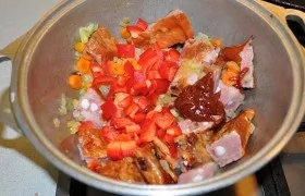 Тушкована картопля з копченостями - покроковий фоторецепт (копчене м'ясо) Тушкована картопля з копченостями - покроковий фоторецепт