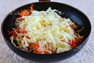 Тушкована капуста з ковбасою, рецепт з фото крок за кроком (чорний перець) Тушкована капуста з ковбасою, рецепт з фото крок за кроком