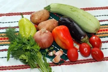 Тушковані овочі в горщику зі спеціями і зеленню