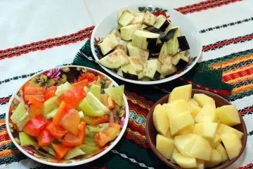 Тушковані овочі в горщику зі спеціями і зеленню