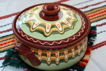 Тушковані овочі в горщику зі спеціями і зеленню