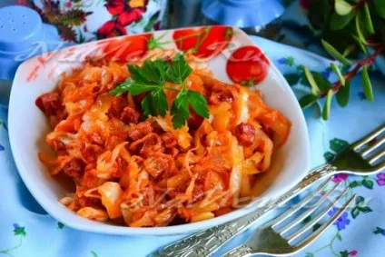 Тушкована капуста з ковбасою, рецепт з фото крок за кроком (фото) Тушкована капуста з ковбасою, рецепт з фото крок за кроком