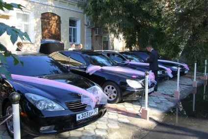 Прикраса авто для власного весілля