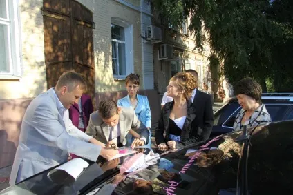 Прикраса авто для власного весілля