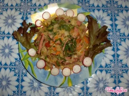 Тушкована капуста з ковбасою