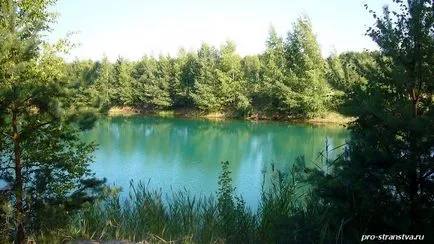 Blue Lake az elővárosi erdőben falu közelében foszforitot
