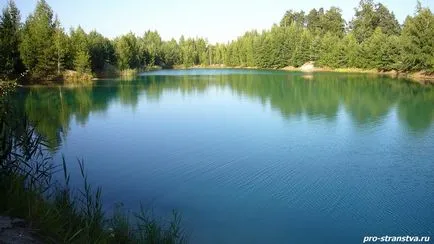 Blue Lake az elővárosi erdőben falu közelében foszforitot